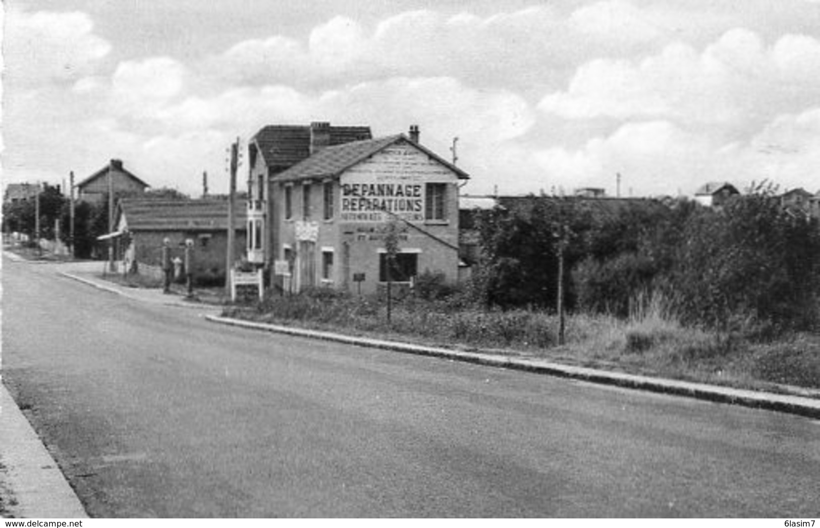 CPA- BOIS-d'ARCY (78) - Aspect De L'entrée Du Bourg Et Du Garage Avec 2 Pompes à Essence à Colonne Dans Les Années 30/40 - Bois D'Arcy