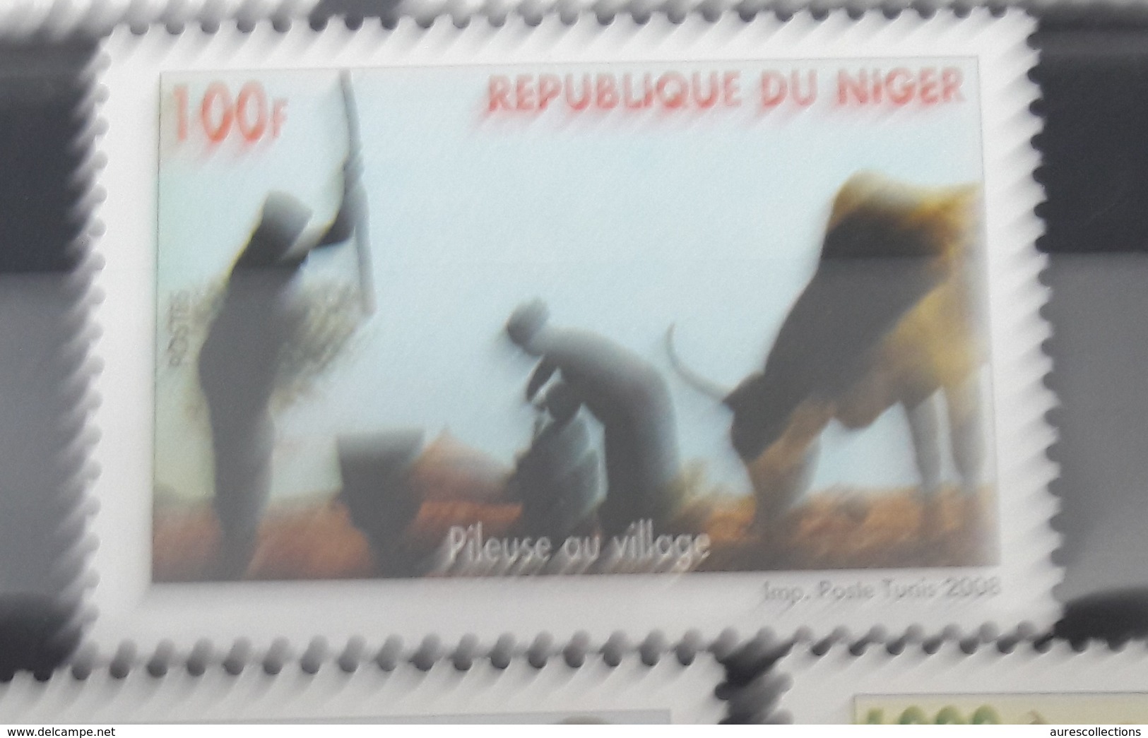 NIGER 2008 YT 1674 PILEUSE AU VILLAGE COW OX OSEN WORKER OUVRIER  MNH (RARE) - Niger (1960-...)