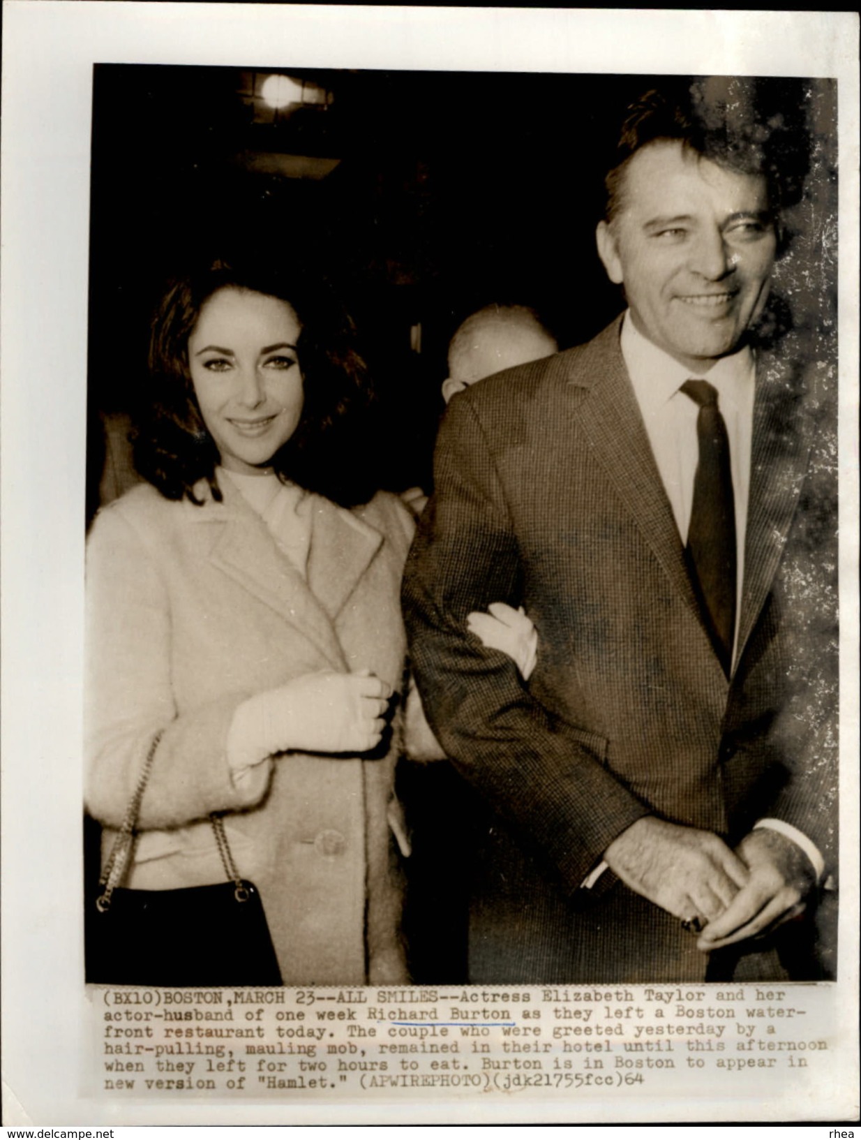 PHOTO - Photo De Presse - LIZ TAYLOR - Actrice - RICHARD BURTON - Boston - 1964 - Célébrités