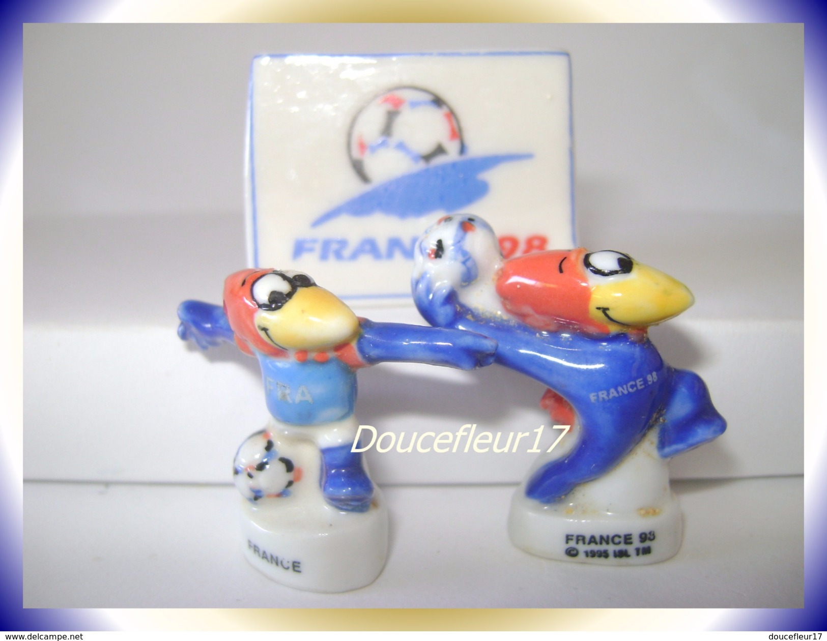 Footix ... Série Complète De 2 Fèves + Logo Officiel ... Ref. AFF : 20-1998 ...(pan 0014) - Deportes