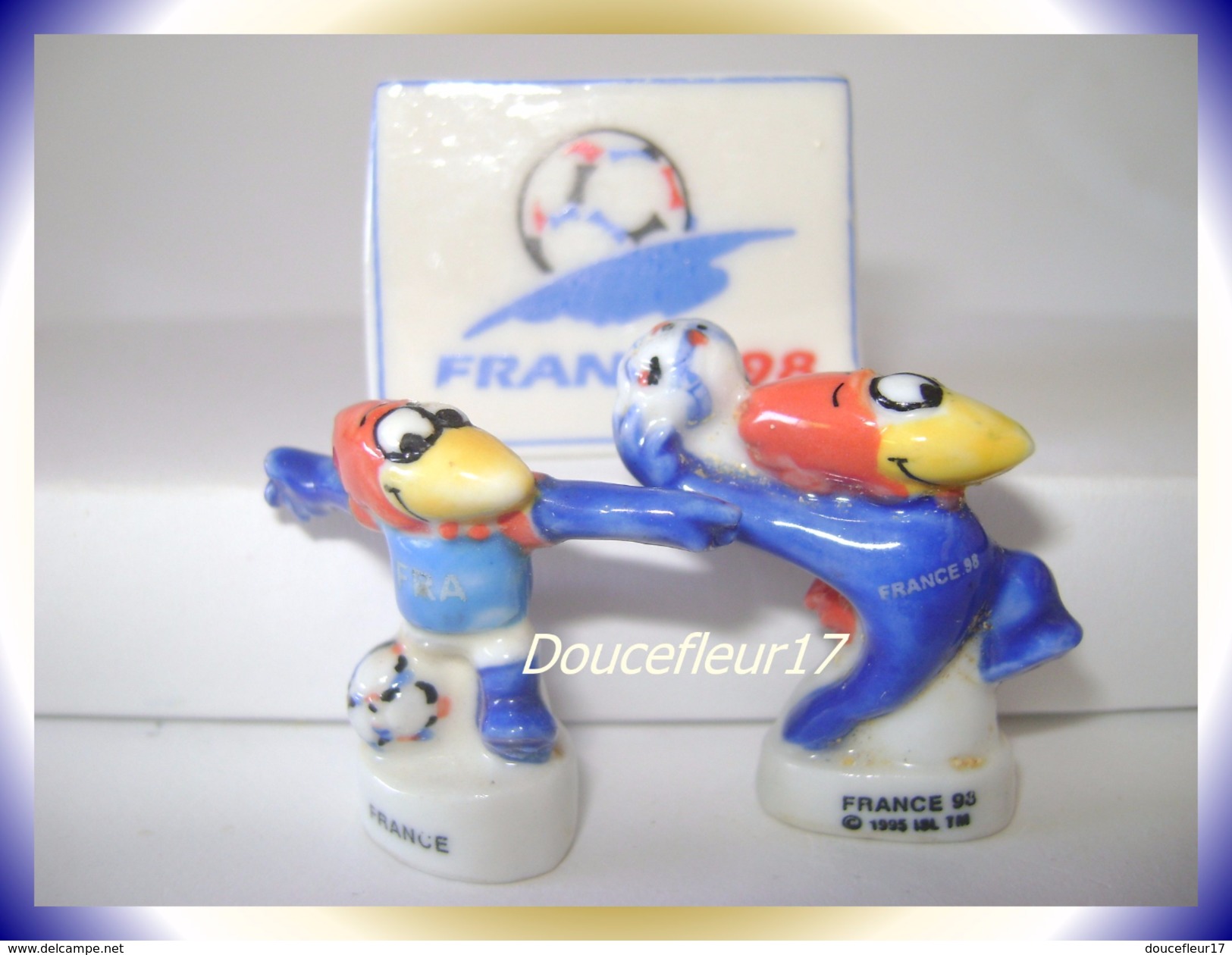 Footix ... Série Complète De 2 Fèves + Logo Officiel ... Ref. AFF : 20-1998 ...(pan 0014) - Sport