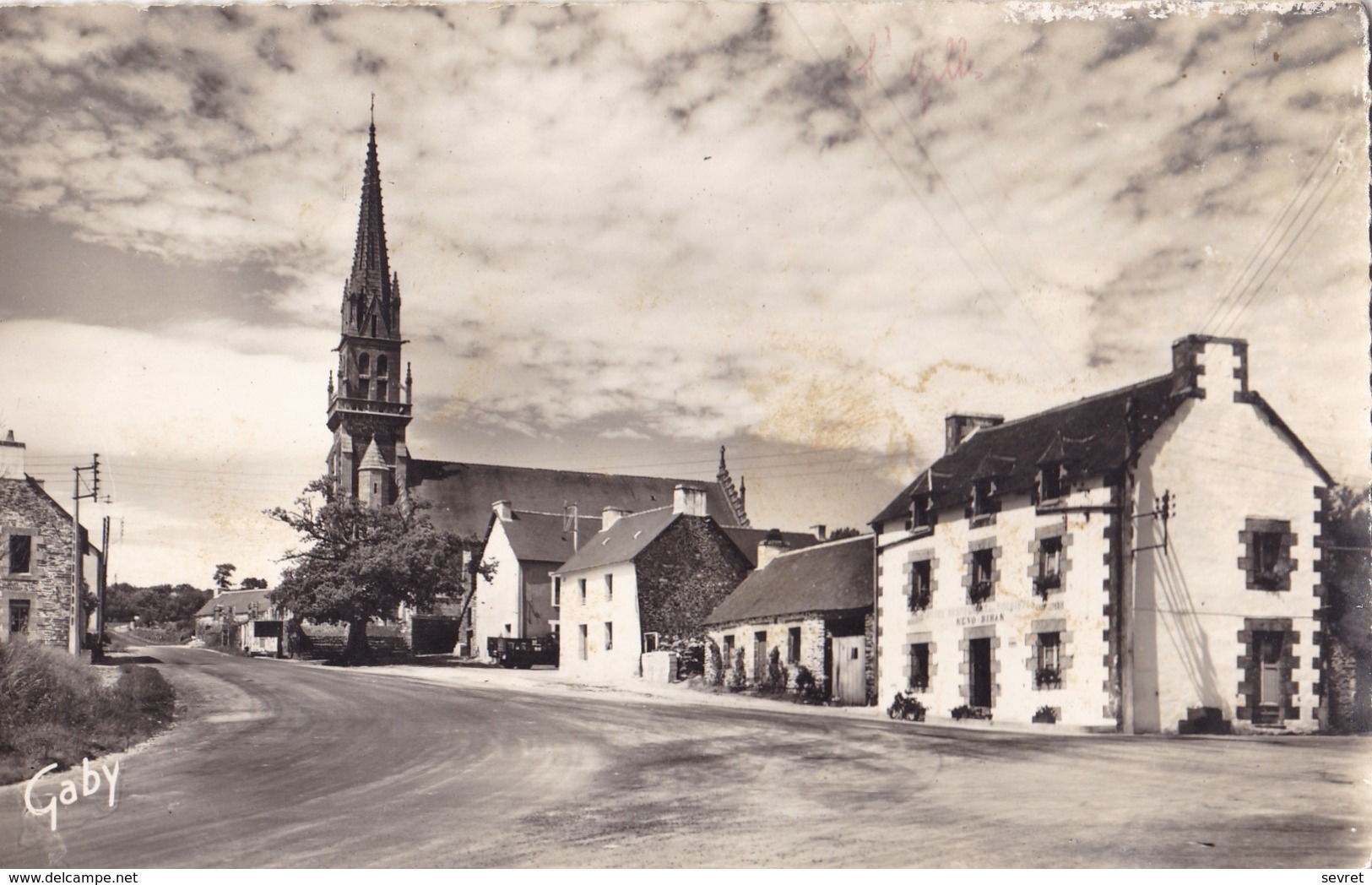 SAINT-GILLES-VIEUX-MARCHE. La Place Du Bourg. CPSM 9x14 RARE - Saint-Gilles-Vieux-Marché