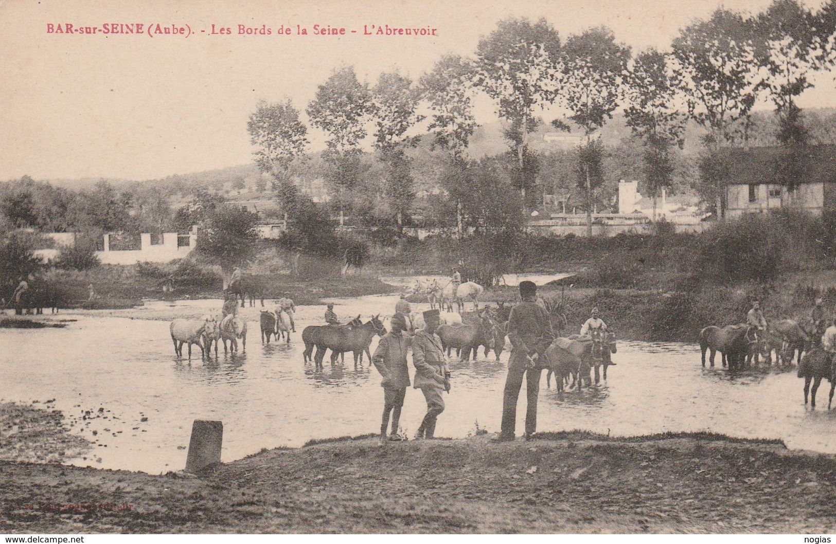 BAR SUR SEINE - LES BORDS DE LA SEINE - L'ABREUVOIR OU LES CHEVAUX SE DESALTERENT - BELLE ANIMATION - MILITAIRES - TOP ! - Bar-sur-Seine