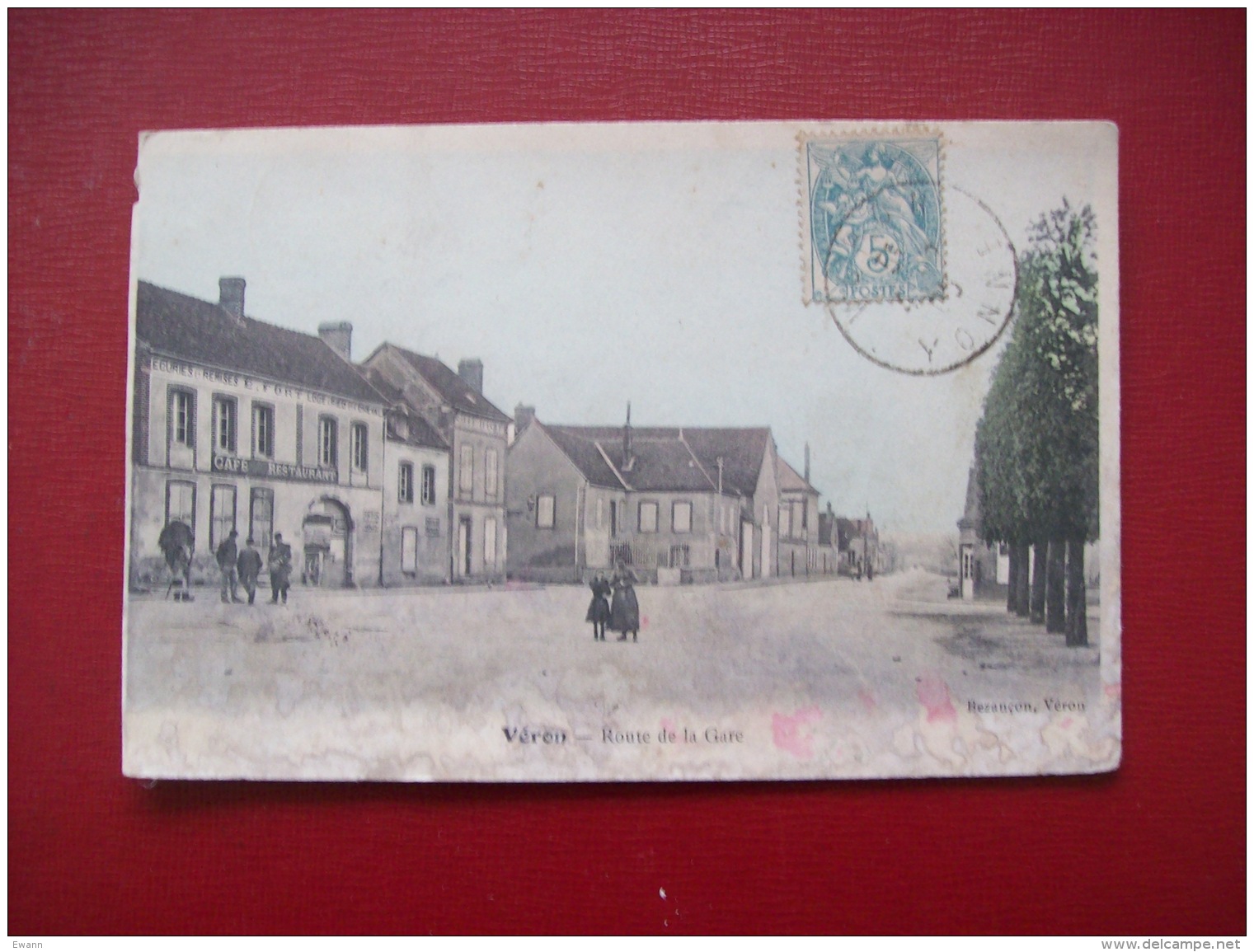 Carte Postale Ancienne De Véron:Route De La Gare - Café -Restaurant - Veron