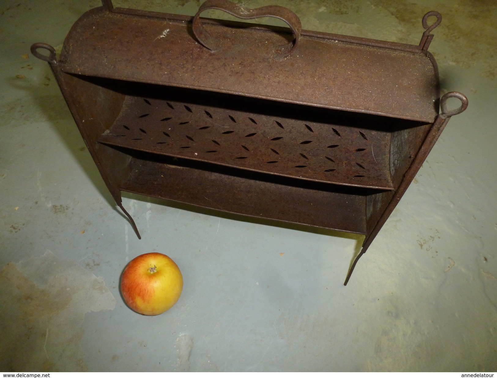 Bizarre Objet En Tôle .....usage Détourné Pour La Table (présentation De Fruits) - Autres & Non Classés