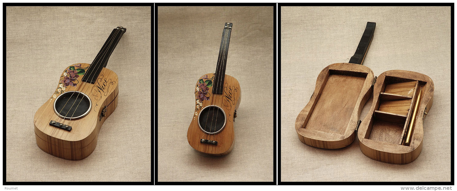 Bo&icirc;te En Bois Verni En Forme De Guitare, Avec Fleurs Et Marqu&eacute;e "Nice", 3 Comp. Et 1 Porte Mine Dor&eacute; - Contenitore Per Francobolli