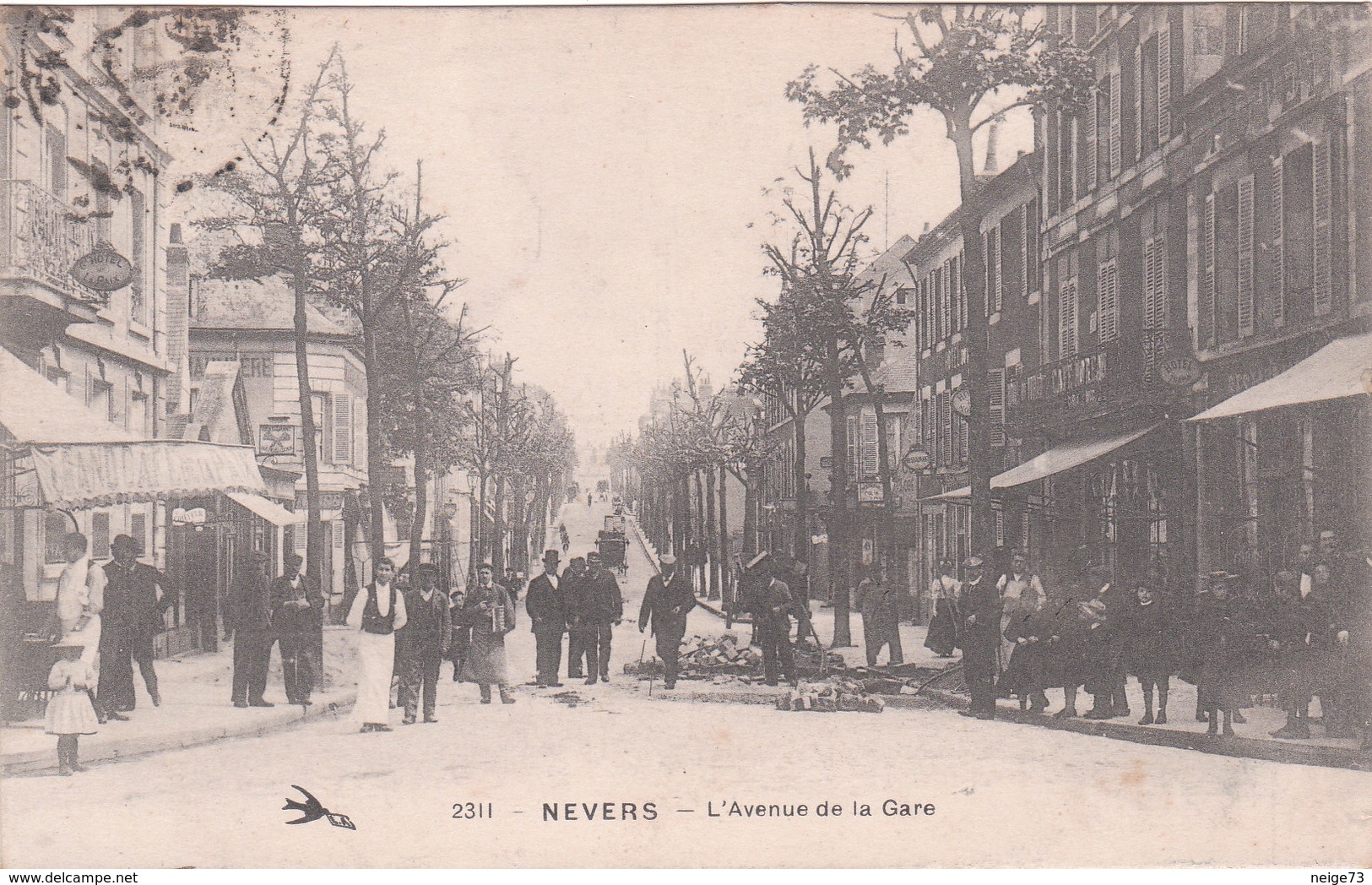 Carte Postale Ancienne De La Nièvre - L'avenue De La Gare - Cachet Au Dos - Nevers