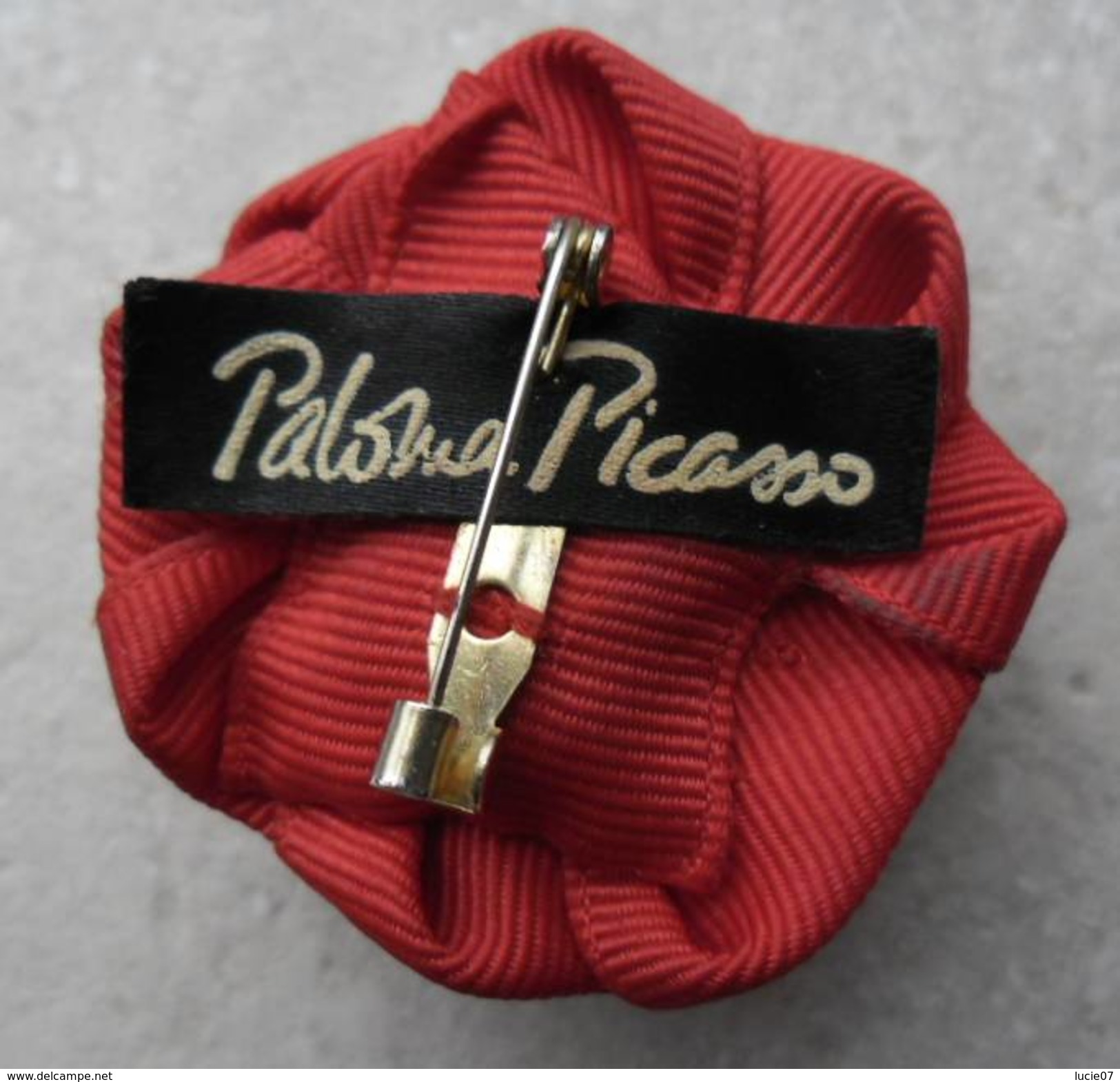 Paloma PICASSO Broche En Tissu Rouge Siglée Au Verso - Accessoires