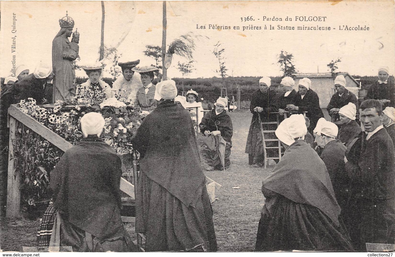 29-LE FOLGOET- PARDON DU FOLGOET ,LES PELERINS EN PRIERES A LA STATUE MIRACULEUSE , L'ACCOLADE - Le Folgoët