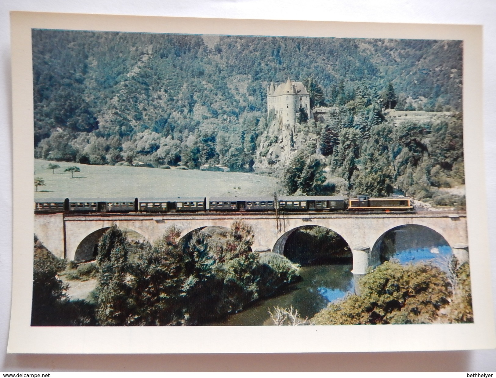 CP  - LE VIE DU RAIL - ENTRE LE PUY ET SAINT-ETIENNE - LE 2621 PASSE DEVANT LE CHATEAU DE POLIGNAC - R876 - Trains