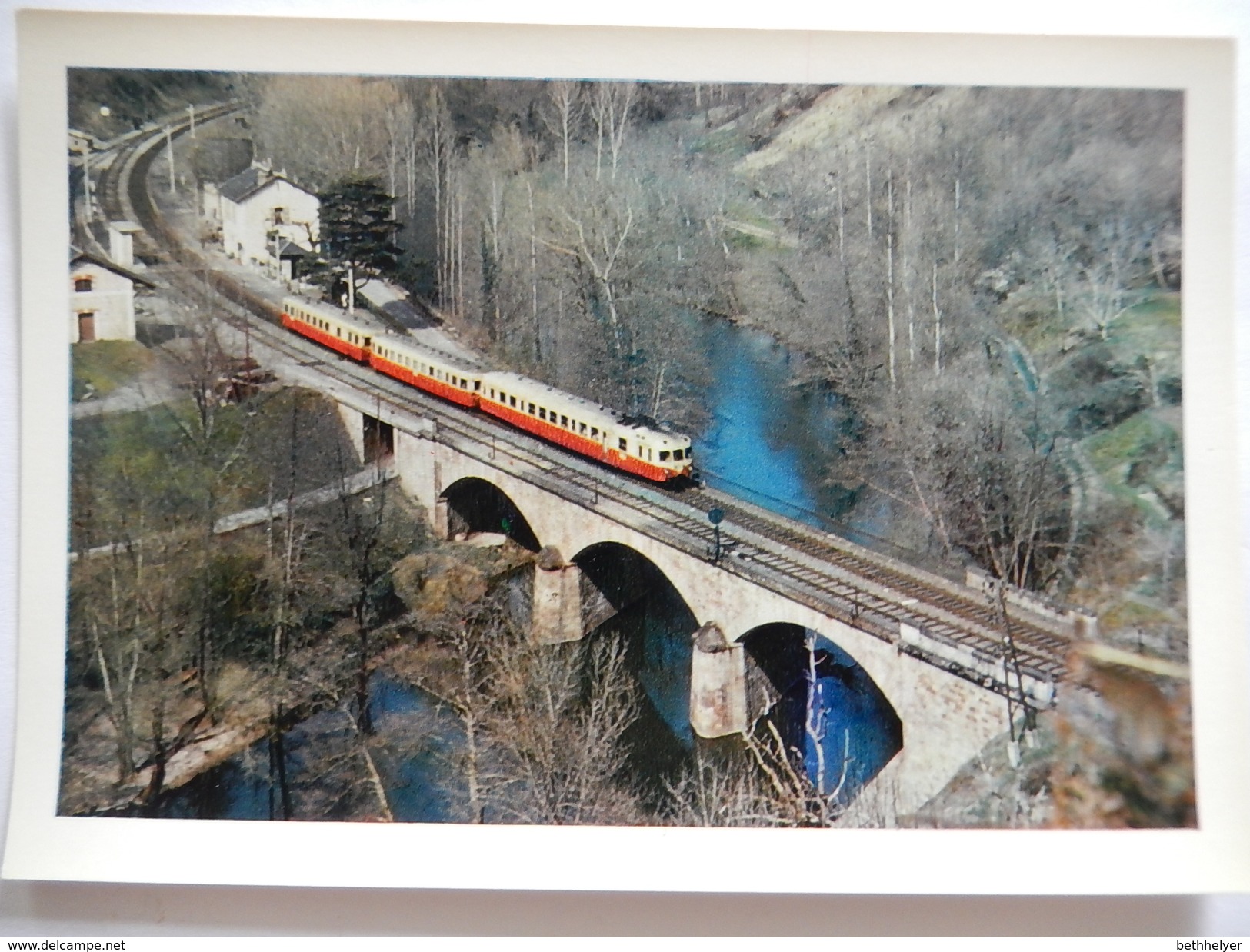 CP  - LA VIE DU RAIL AUTORAIL FRANCHISSANT L'AVEYRON - PRES DE LA GARE DE LAGUEPIE - R877 - Trains