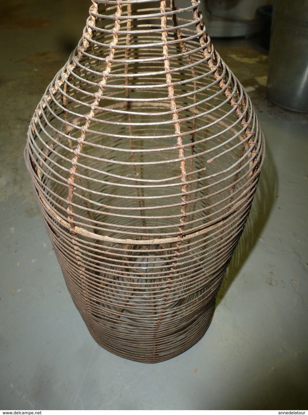 rare piège ancien pour poissons ,armature en fil de fer  (nasse)