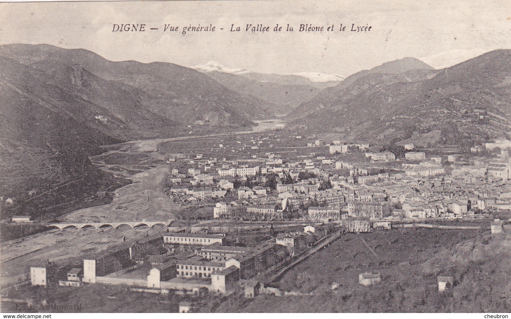 04. DIGNE. CPA . VUE GÉNÉRALE. LA VALLÉE DE LA BLEONE ET LE LYCEE - Digne