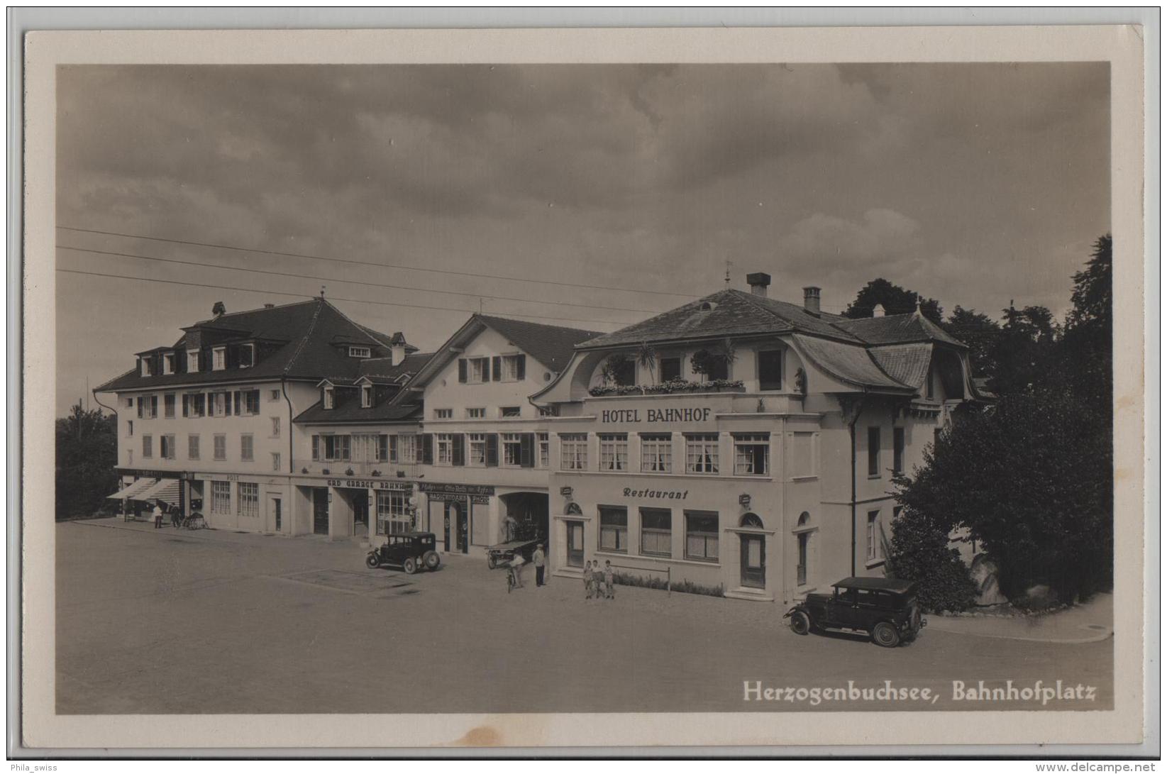 Herzogenbuchsee, Bahnhofplatz - Auto Oldtimer, Hotel Bahnhof, Garage, Metzgerei - Photo: O. Roth - Herzogenbuchsee