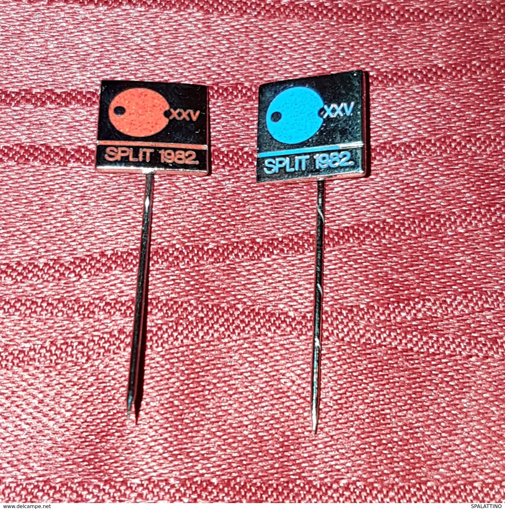 TABLE TENNIS CHAMPIONSHIP SPLIT 1982. SET OF 2 PINS - Table Tennis