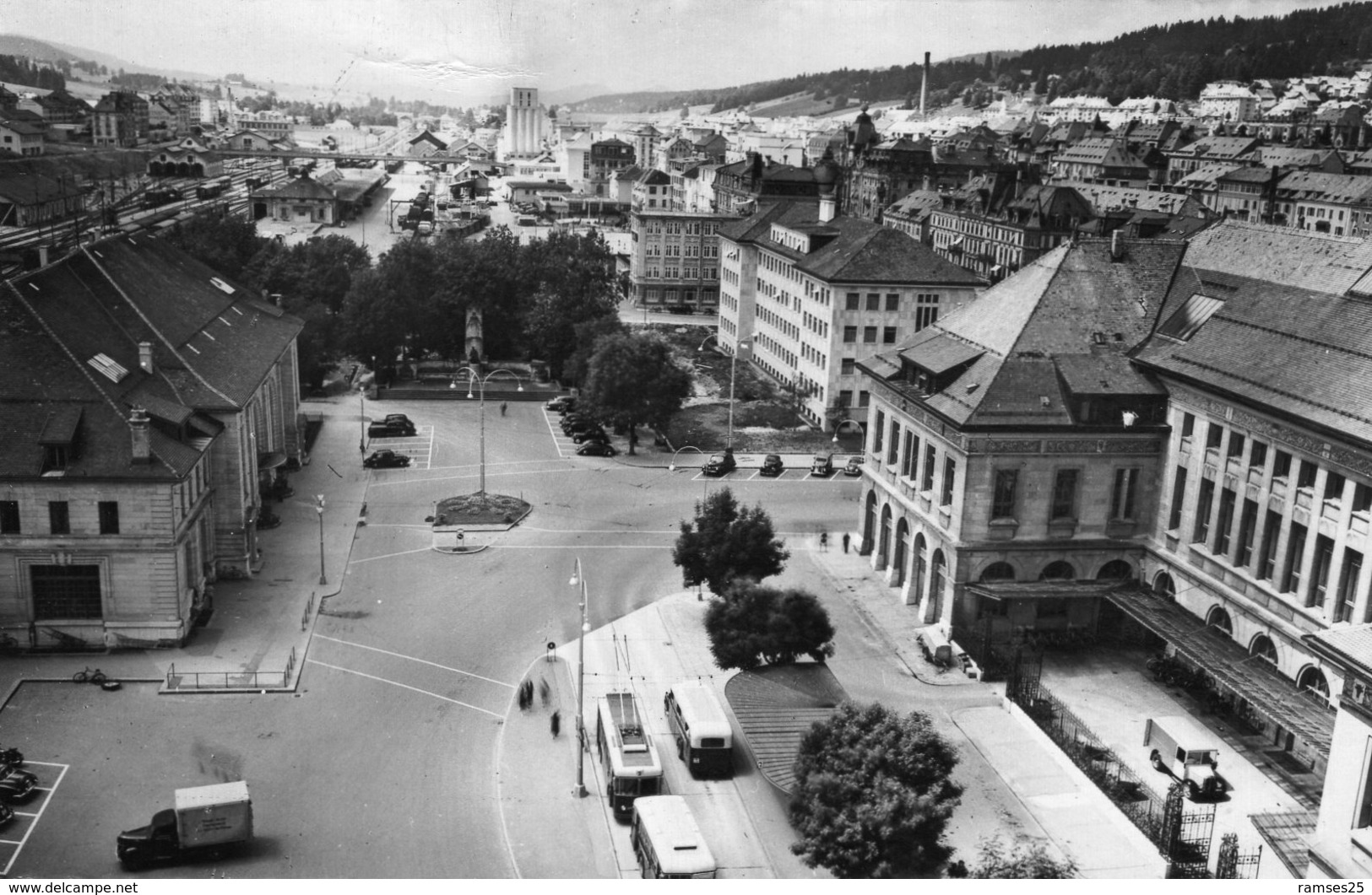 (26) CPSM  La Chaux De Fonds  Place De La Gare  (bon Etat) - La Chaux-de-Fonds