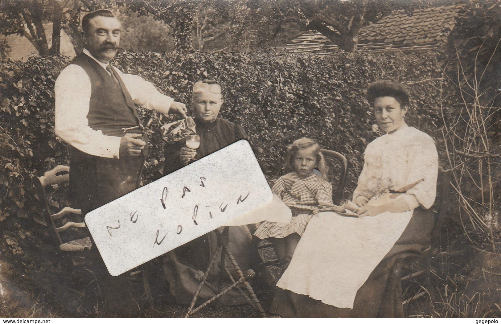 GOUSSAINVILLE - Une Famille Posant Dans Son Jardin    ( Carte Photo ) - Goussainville