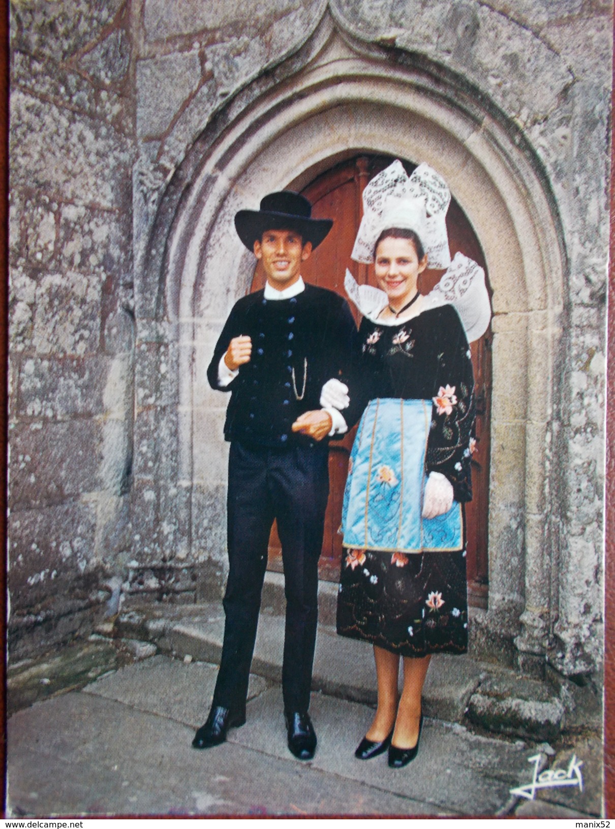 29 - LA FORET FOUESNANT - Couple En Costumes Devant Le Porche De L'Eglise. - La Forêt-Fouesnant