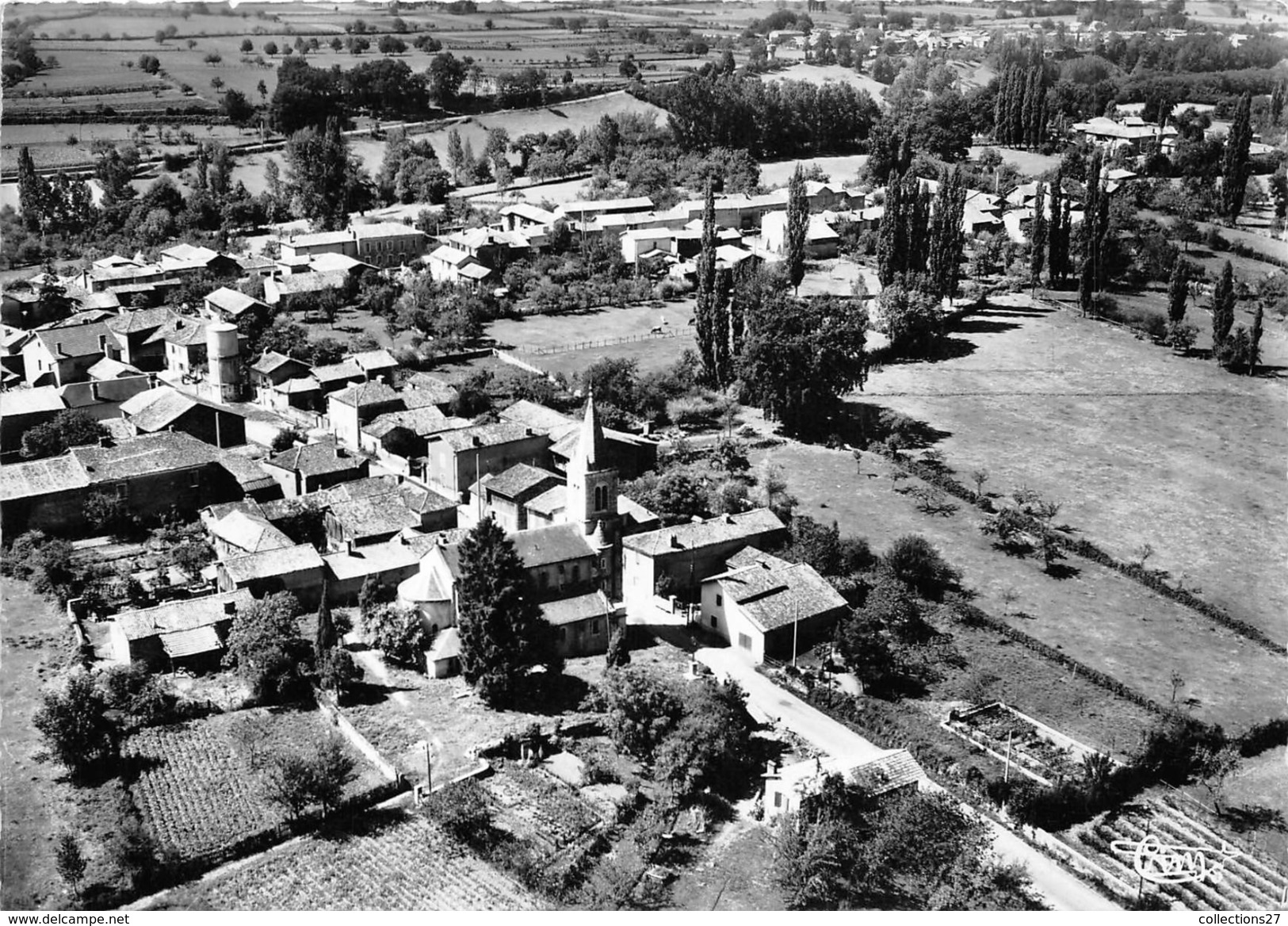 31-LABROQUERE- LE CENTRE ET L'EGLISE VUE AERIENNE - Autres & Non Classés