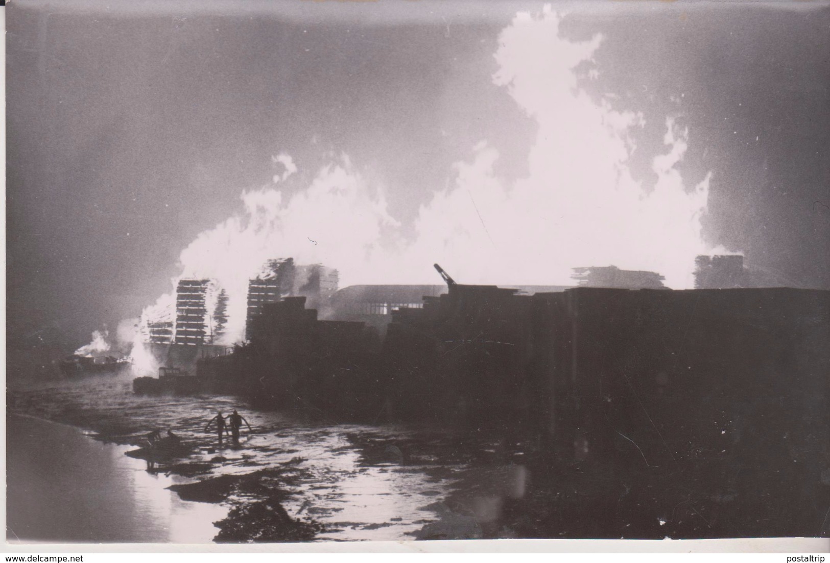 FIRE IN WOODFABRICK RODING RIVER IN SUSSEX   FIREMAN   GRAN BRETAÑA .REINO UNIDO,INGLATERRA Press Fotos - Lugares
