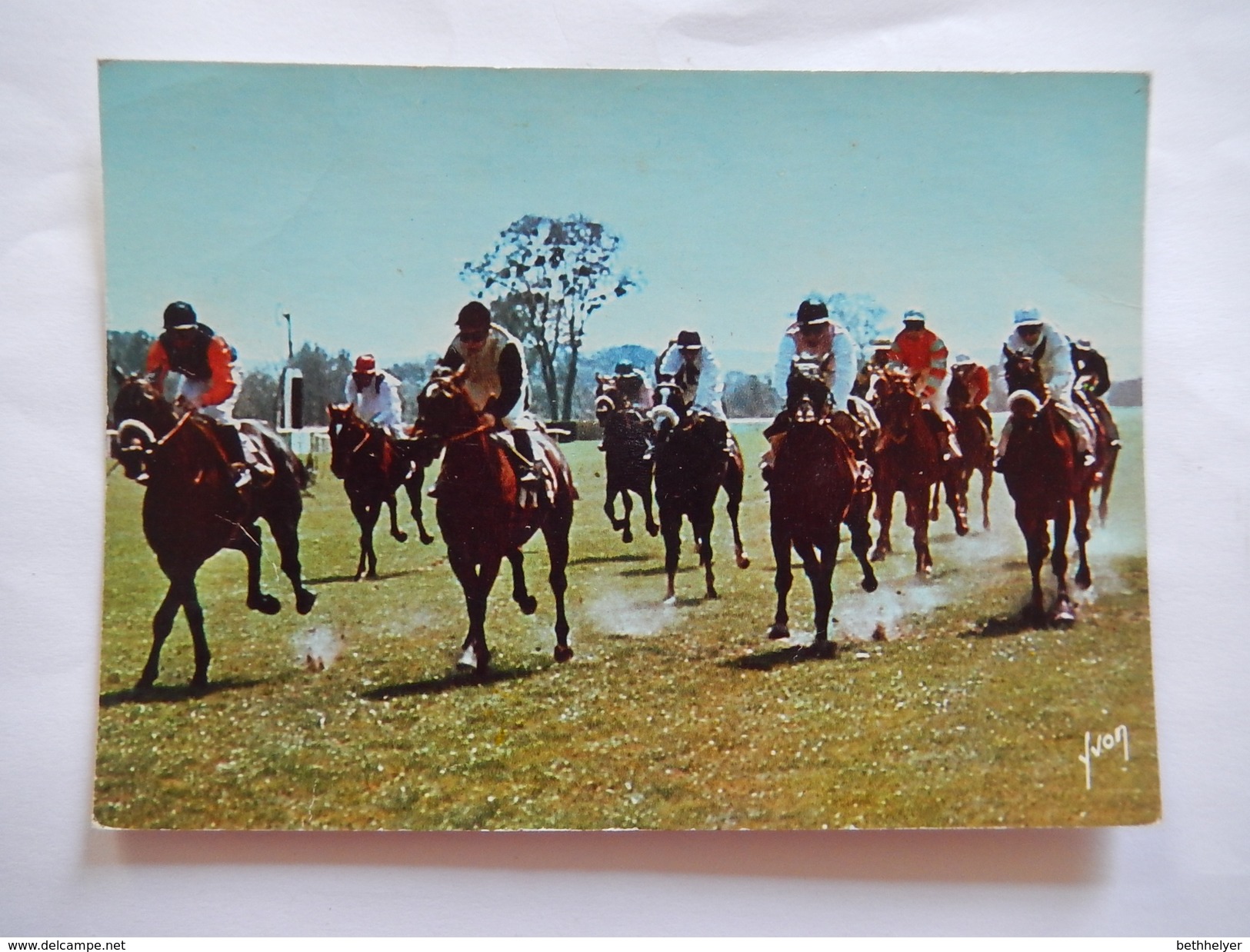 CPSM  - SUR LES CHAMPS DE COURSES - HORSE RACING - CHEVAL - YVON No 17 - R1052 - Paardensport