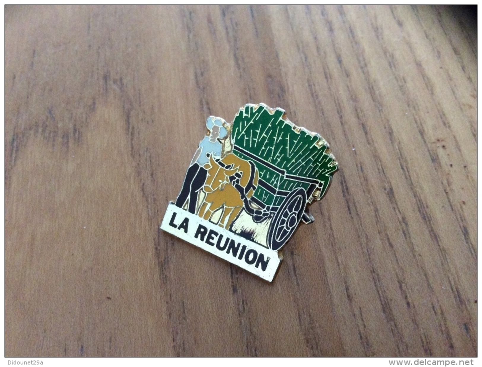 Pin´s "LA REUNION" (récolte De La Canne à Sucre), (pantalon Et Chariot Marron) - Autres & Non Classés