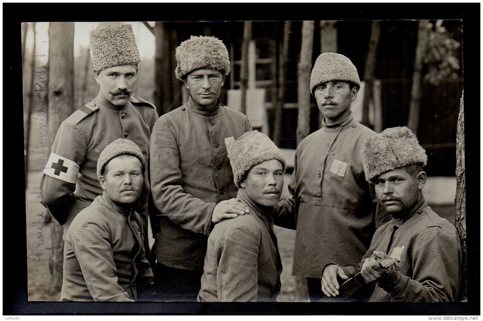 ALLEMAGNE - CARTE PHOTO - Groupes De Prisonniers Russes - Infirmiers - Tampon Cachet Geprüft Kommandantur Wahn Lager 10 - Guerre 1914-18