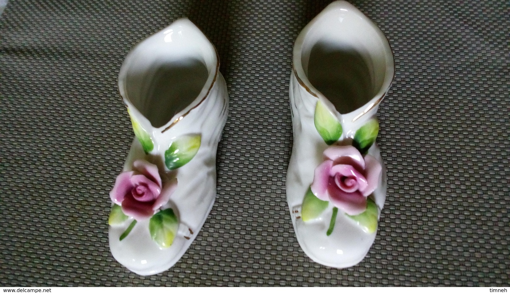 PAIRES DE SOULIERS MINIATURES 8cm Porcelaine à Décor De ROSE En Relief - Non Signé - Sonstige & Ohne Zuordnung