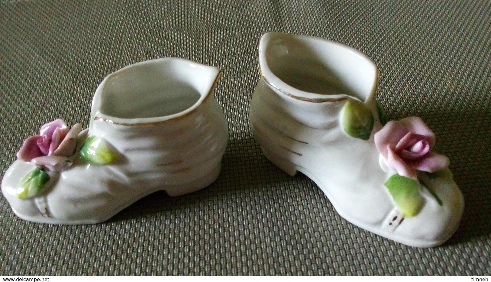 PAIRES DE SOULIERS MINIATURES 8cm Porcelaine à Décor De ROSE En Relief - Non Signé - Autres & Non Classés