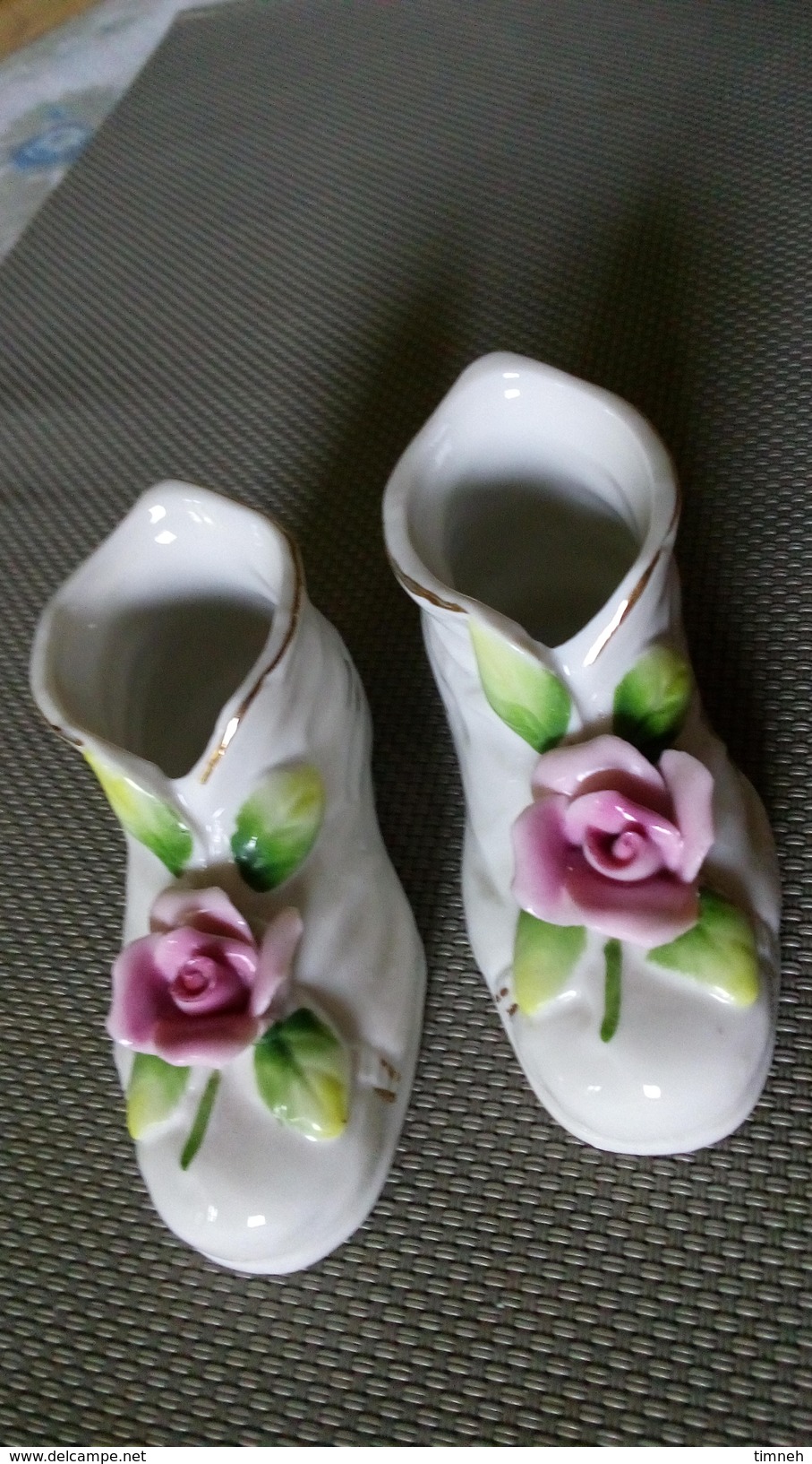 PAIRES DE SOULIERS MINIATURES 8cm Porcelaine à Décor De ROSE En Relief - Non Signé - Andere & Zonder Classificatie