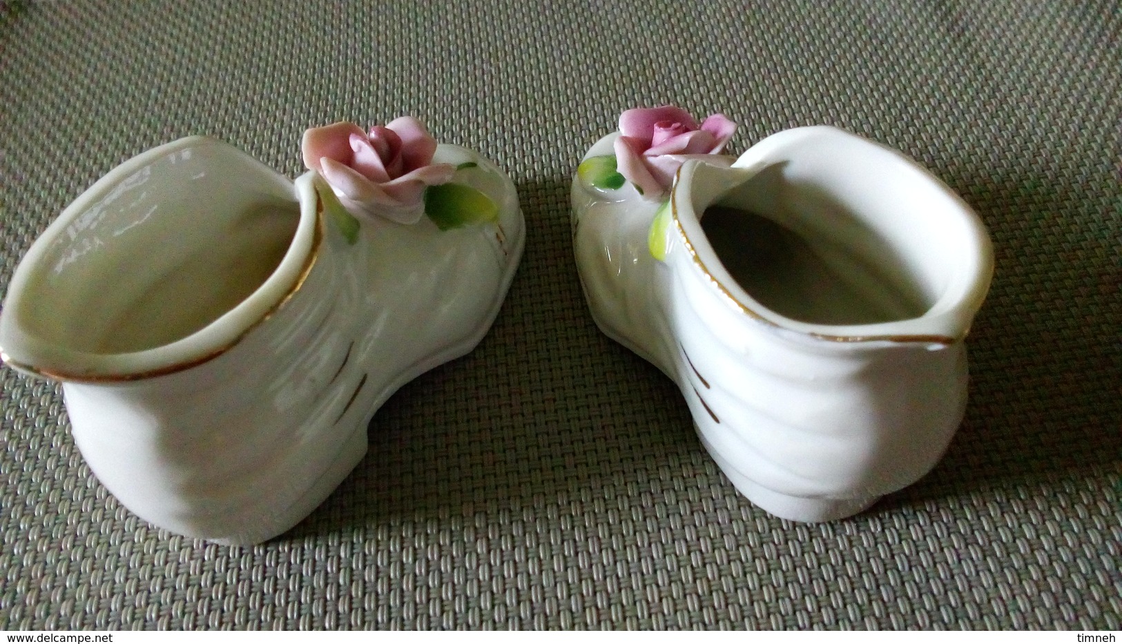 PAIRES DE SOULIERS MINIATURES 8cm Porcelaine à Décor De ROSE En Relief - Non Signé - Otros & Sin Clasificación