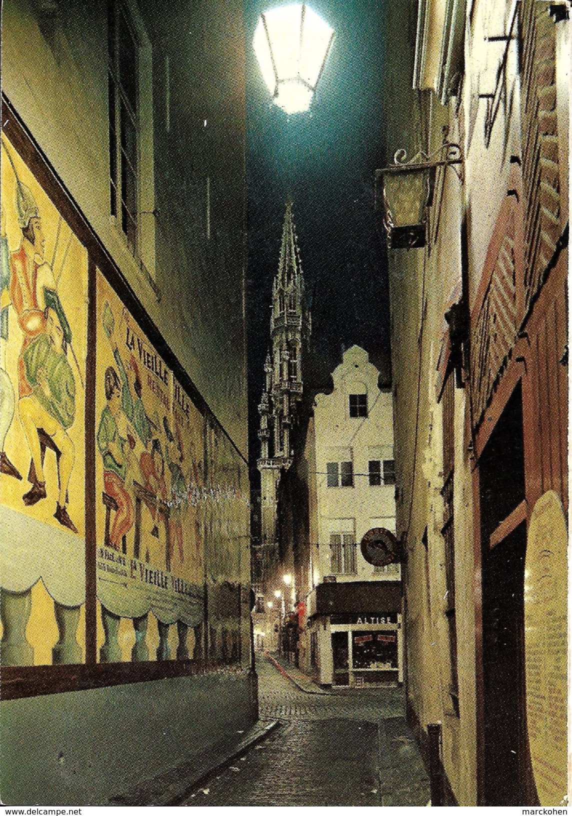 Bruxelles (1000) :La Tour De L'Hôtel De Ville Vue Depuis La Petite Rue Des Bouchers. Pub Du Restaurant La Vieille Ville. - Bruxelles La Nuit