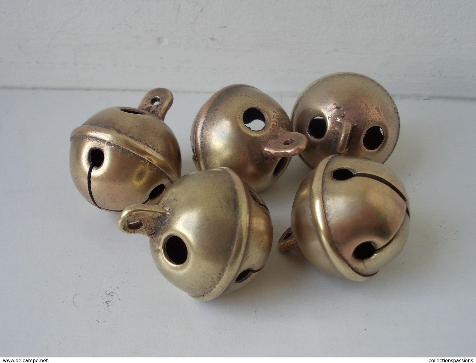 - Lot De 5 Anciens Grelots - - Bells