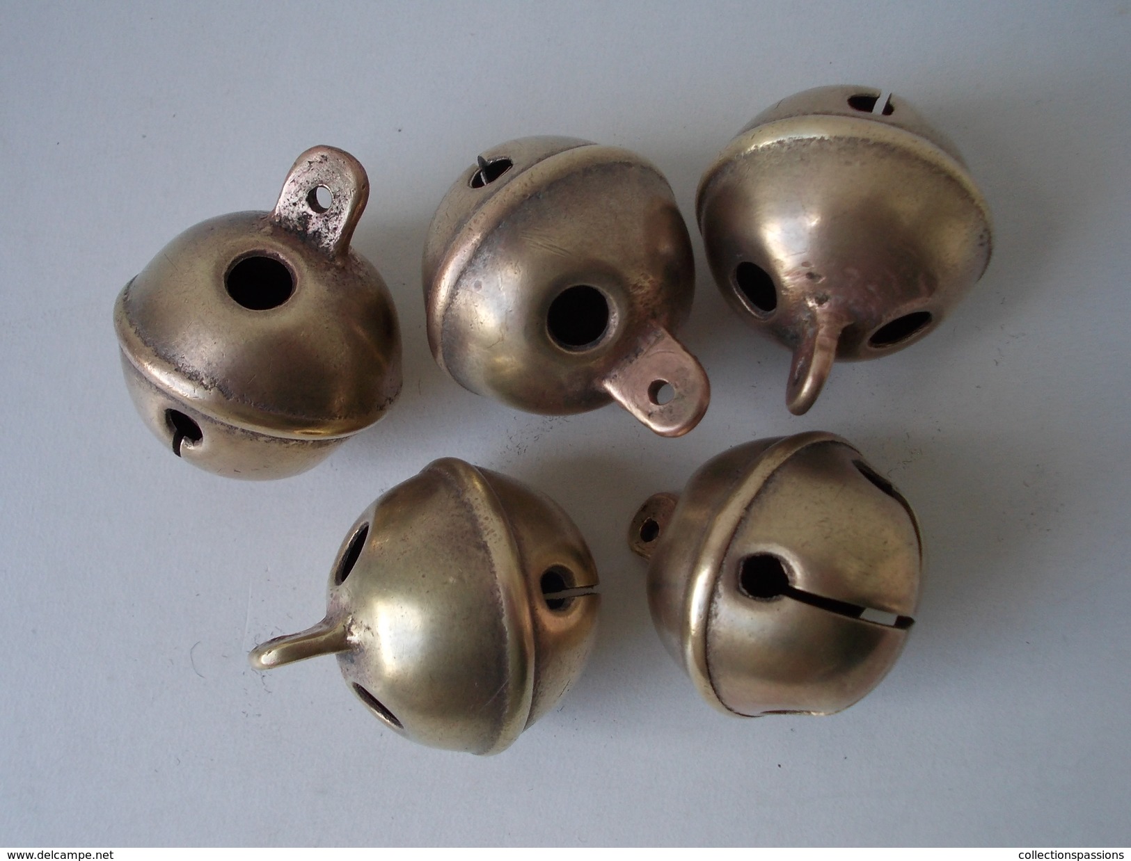 - Lot De 5 Anciens Grelots - - Cloches