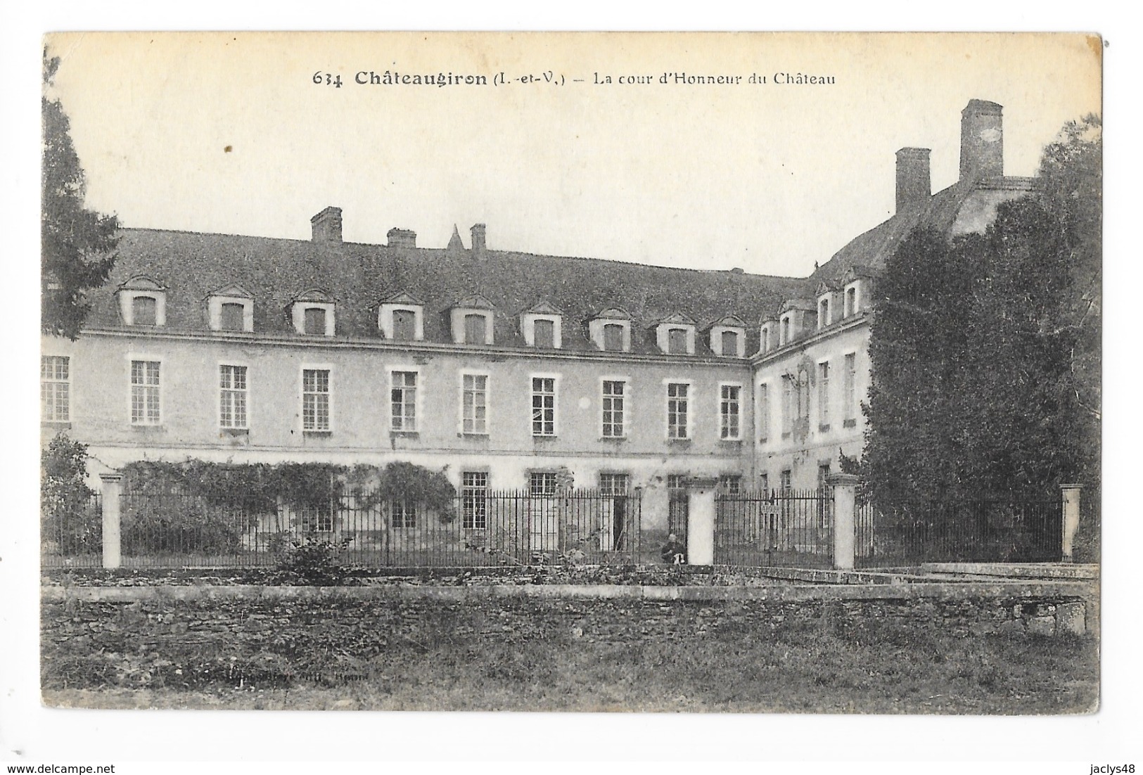 CHATEAUGIRON  (cpsm 35) La Cour D'honneur Du Château -   - L 1 - Châteaugiron