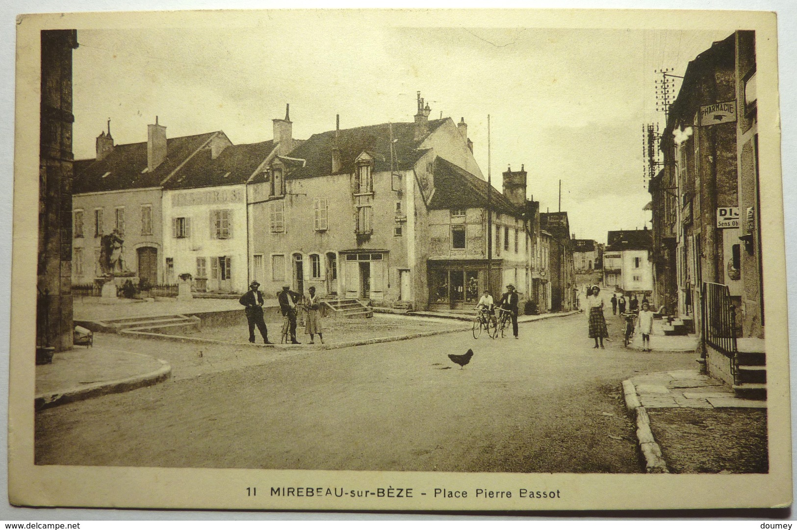 PLACE PIERRE BASSOT - MIREBEAU SUR BÈZE - Mirebeau