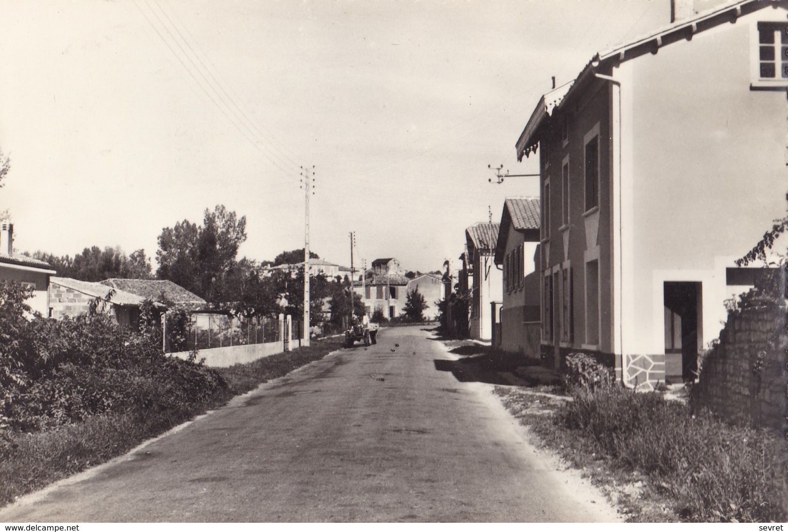 MONTIGNAC - CHARENTE. - Route D'Angoulême. Cpsm RARE - Autres & Non Classés