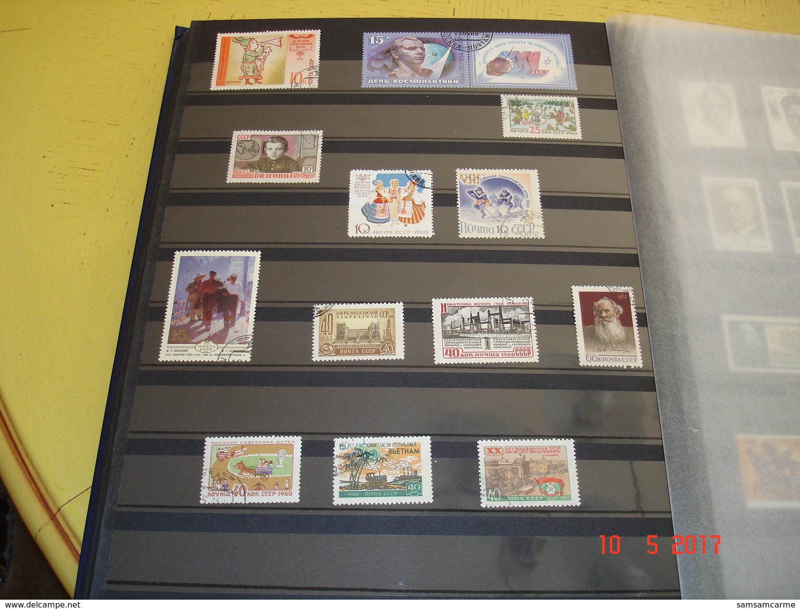 ALBUM CONTENANT COLLECTION DE TIMBRES OBLITERES D'URSS (RUSSIE)