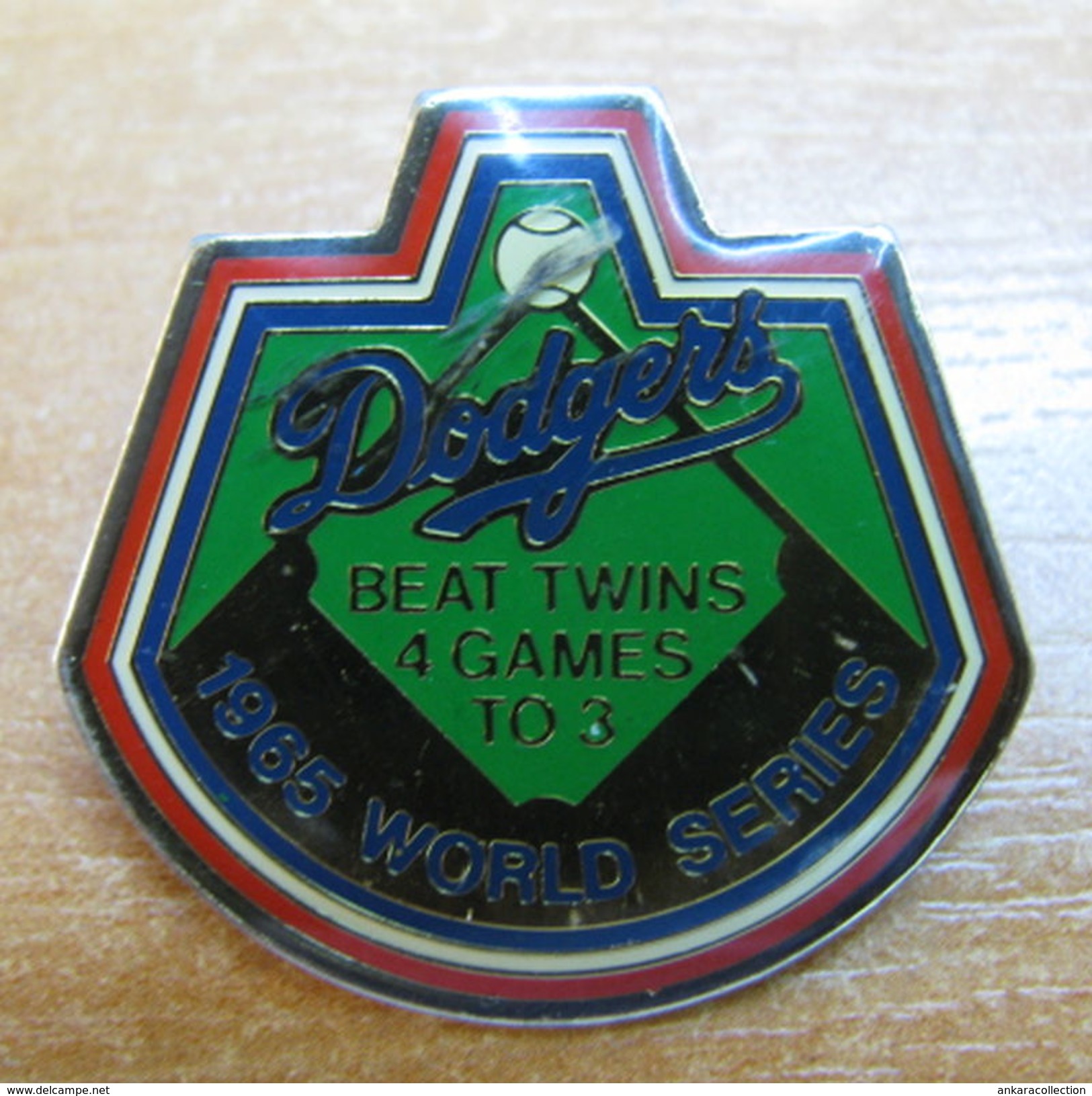 AC - DODGERS 1965 WORLD SERIES BEAT TWINS 4 GAMES TO 3  -L A DODGER  WORLD CHAMPIONSHIPS 1989 BASEBALL BADGES - PIN - Baseball