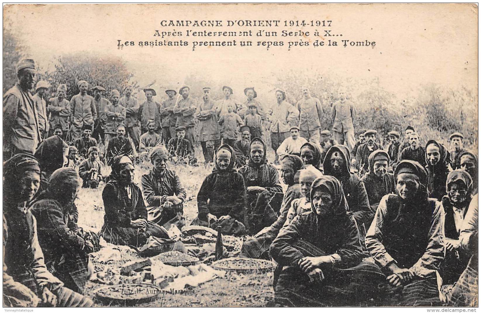 SERBIE / Après L'enterrement D'un Serbe - Les Assistants Prennent Un Repas Près De La Tombe - Serbie