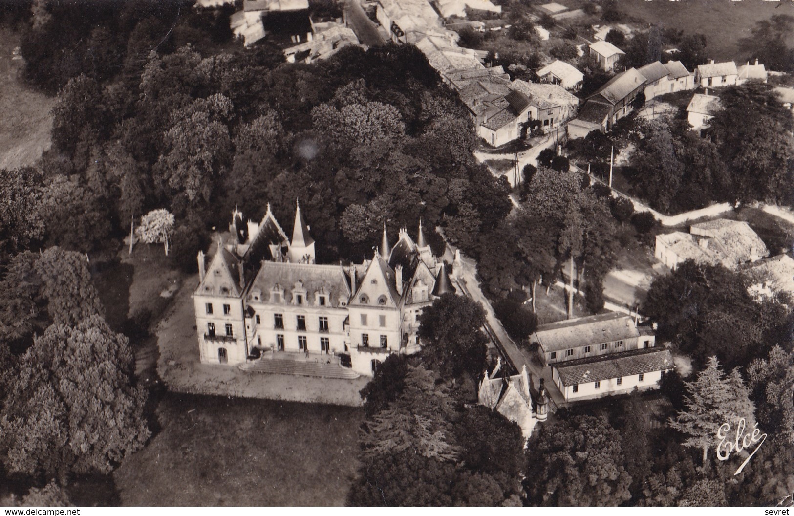 MIRAMBEAU. - Vue Aérienne Du Château. Cliché RARE - Mirambeau