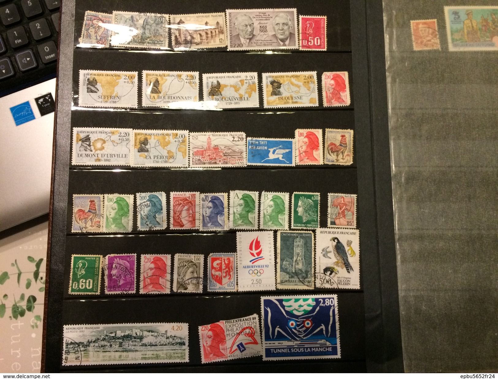 Album de plus de 700 timbres pour la grande majorité etrangers  obliteres ou neufs