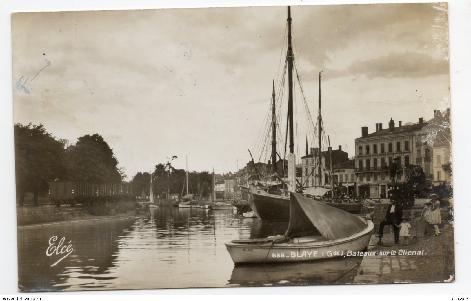 33 - Blaye - Bateau Sur Le Chenal - Blaye