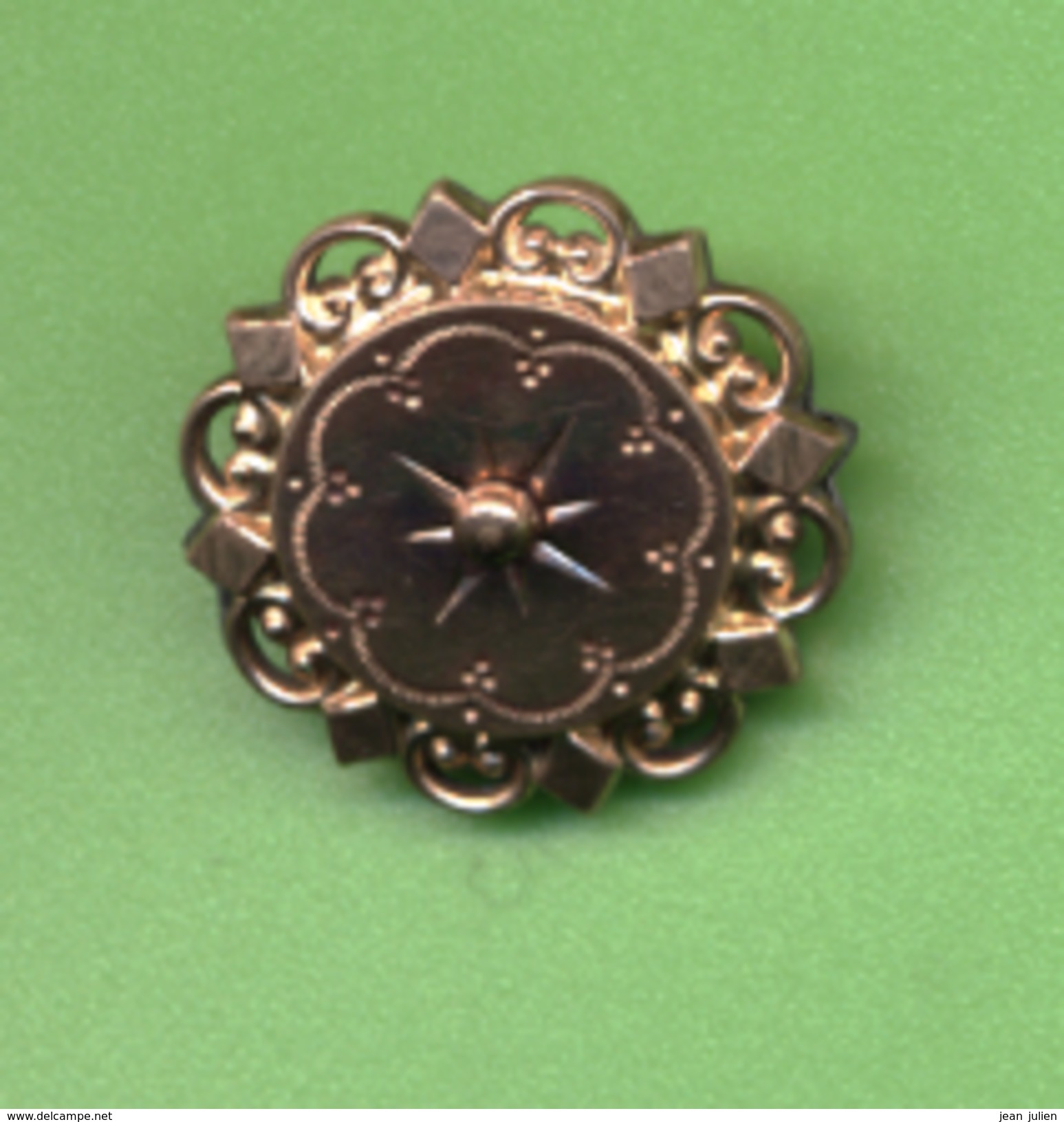 ANCIENNE BROCHE EN POMPONNE -  Diametre 22mm -  6 Scans - Brooches