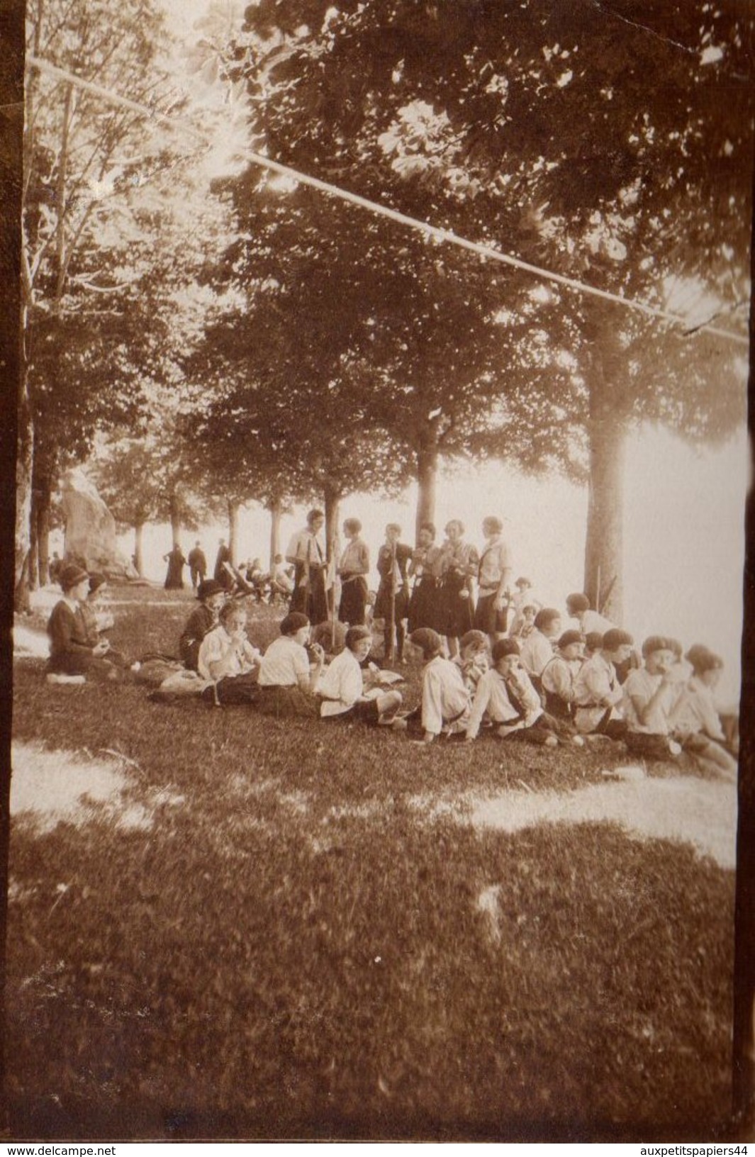 Photo Originale Pique Nique Scolaire De Filles à Bérets à Nozeroy Dans Le Jura (39250) Vers 1910/20 - Anonymous Persons