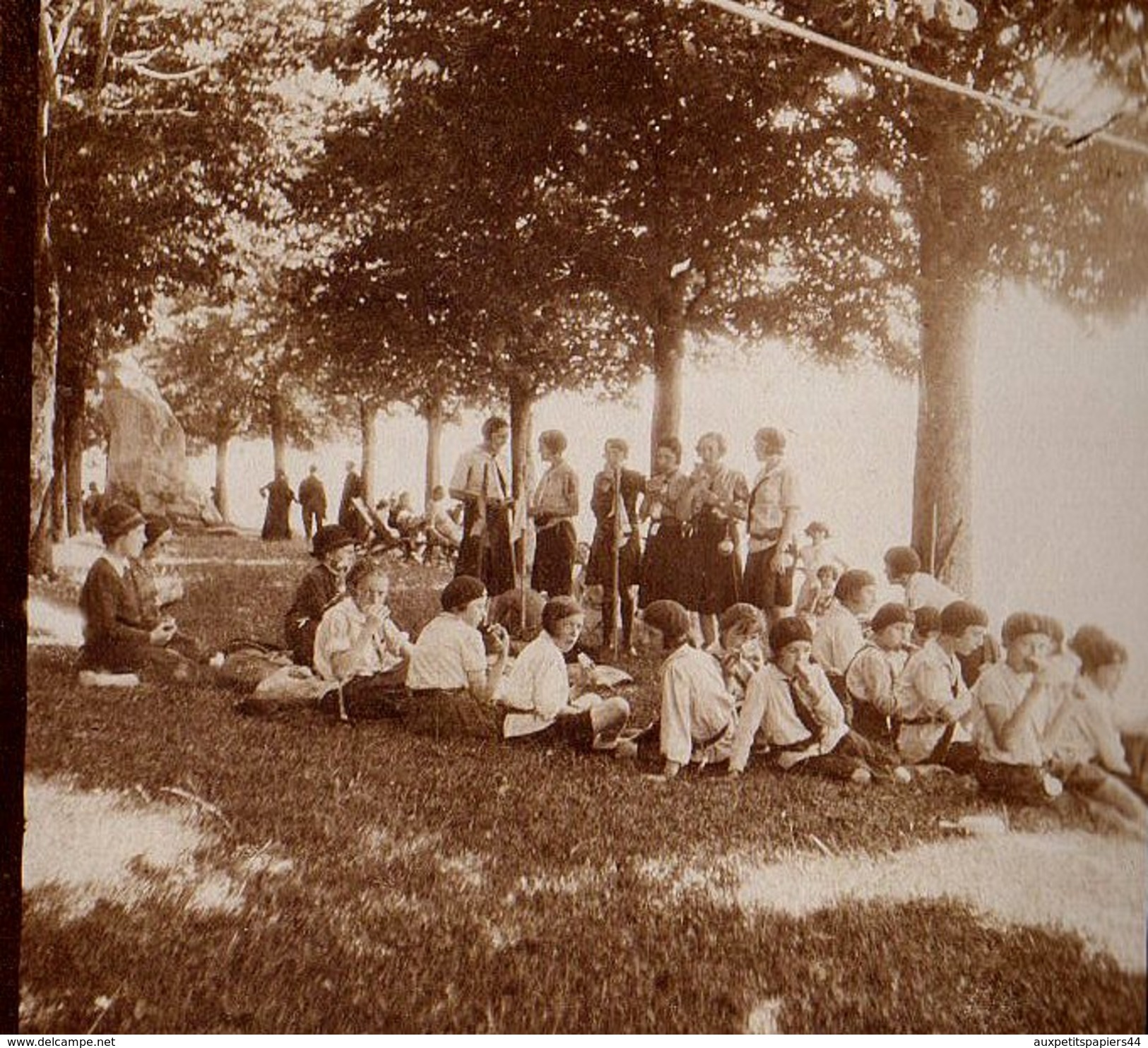 Photo Originale Pique Nique Scolaire De Filles à Bérets à Nozeroy Dans Le Jura (39250) Vers 1910/20 - Anonymous Persons