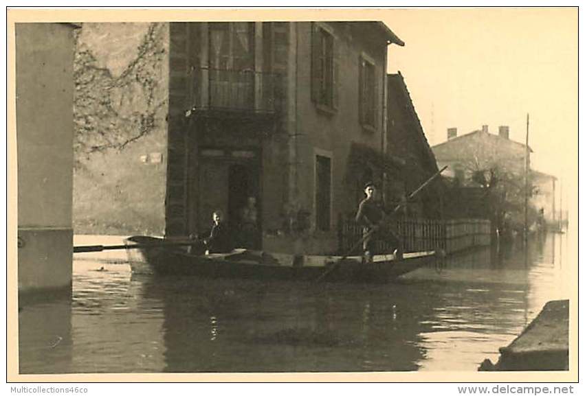 69 - 110517 - PHOTO Novembre 1944 - SAINT FONS - Crue Du Rhône - Rue Du Port - Barque - Autres & Non Classés