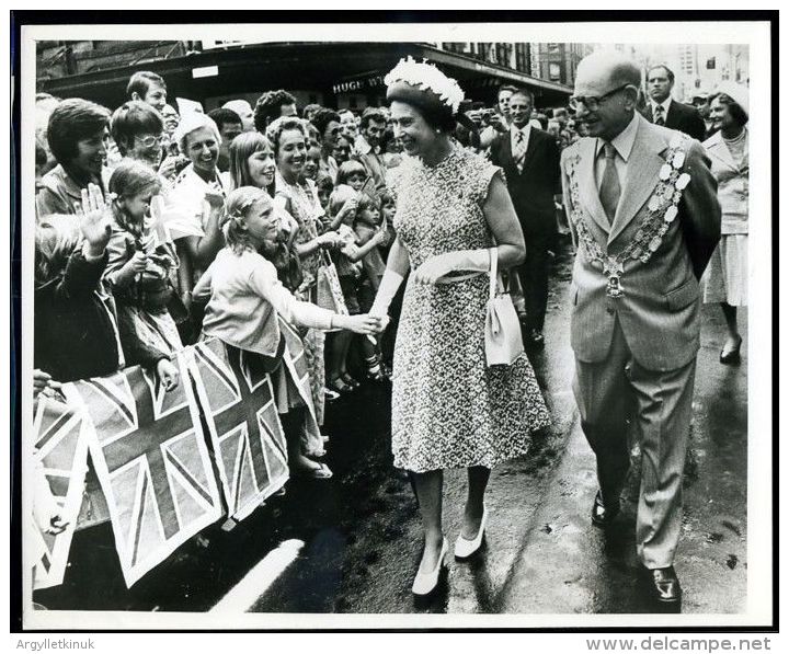 HM QUEEN ELIZABETH HRH PRINCE PHILLIP NEW ZEALAND 1977 - Famous People