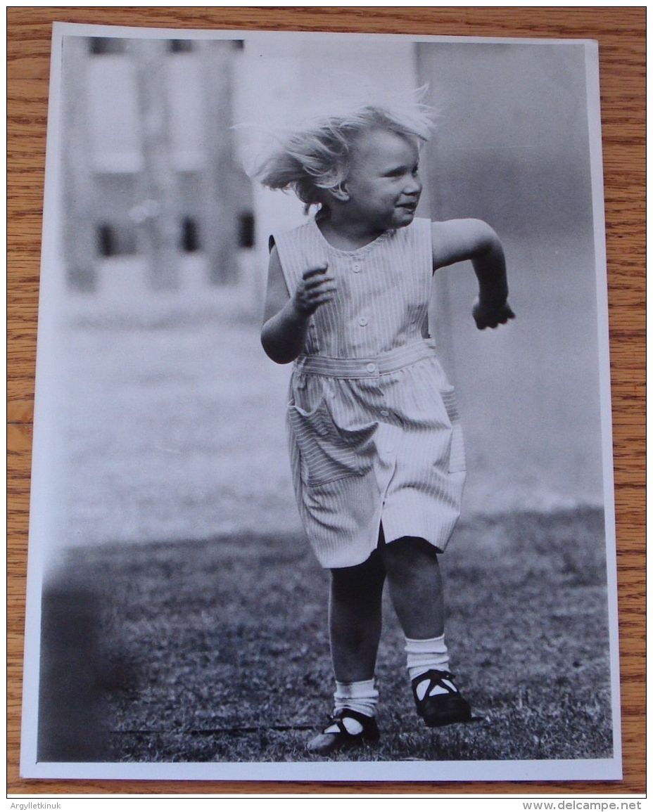 FINE ORIGINAL PRESS PHOTO OF ZARA PHILIPS AS A CHILD SMITHS LAWN WINDSOR 1984 - Famous People