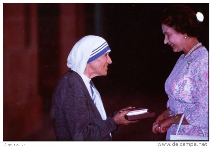 QUEEN ELIZABETH AND MOTHER TERESA INDIA 1983 - Famous People